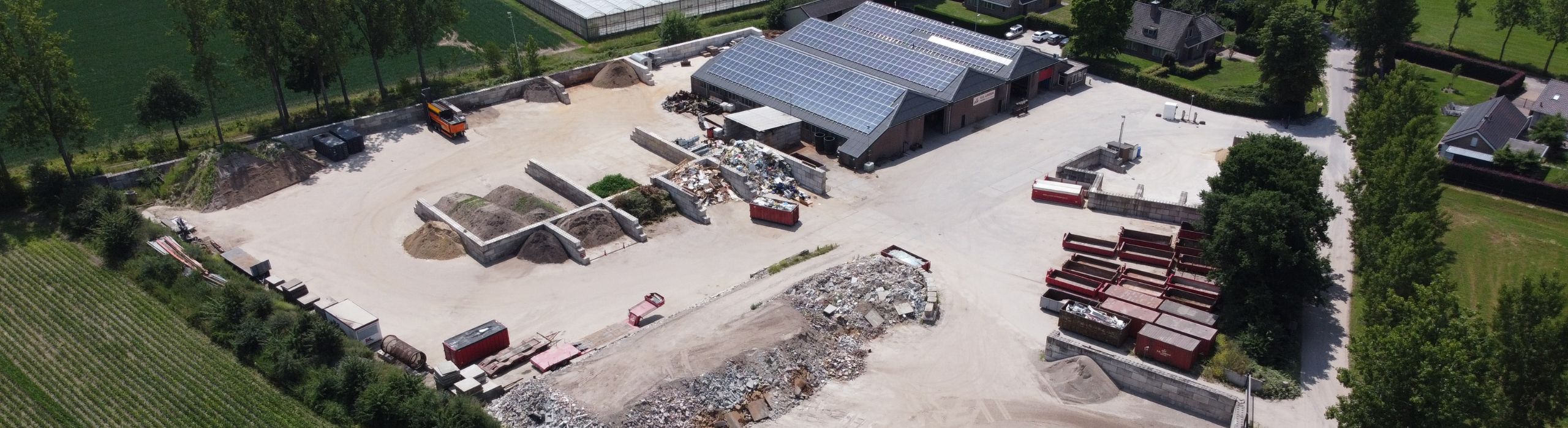 Luchtfoto van grondbank voor opslag en beheer van vrijkomende grond